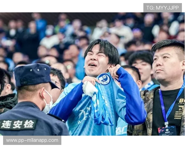 大连人队本赛季实力回升，备受球迷期待